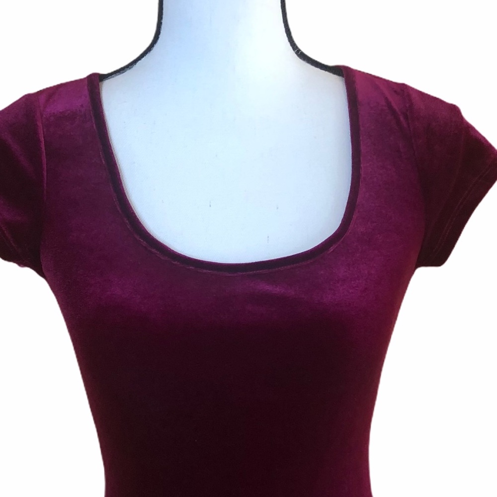 Love Fire velvet fitted top with keyhole back sz S